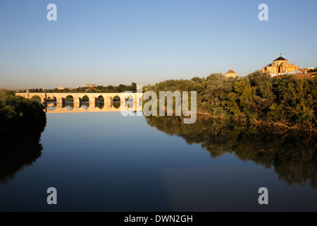 Ponte romano sul Rio Guadalquivir, Sito Patrimonio Mondiale dell'UNESCO, Cordoba, Andalusia, Spagna, Europa Foto Stock