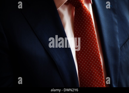 Girato a colori di un vestito e una cravatta rossa. Foto Stock