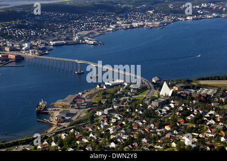 Veduta aerea di Tromso fiume, tra cui la cattedrale dalla sommità del Tromsoya centro di Tromso, Norvegia e Scandinavia Foto Stock