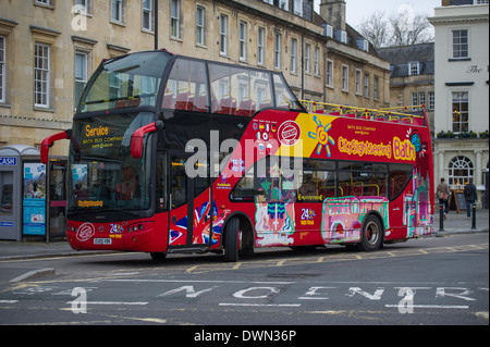 Un giro turistico della città in autobus in bagno, UK. Foto Stock