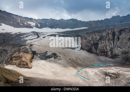 Blu acqua glaciale in un ghiacciaio sul vulcano Mutnovsky, Kamchatka, Russia, Eurasia Foto Stock