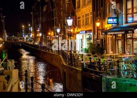 Amsterdam canal durante la notte con le luci e gli edifici in Oudezijds Kolk e Zeedijk vicino al Hotel Francia Foto Stock