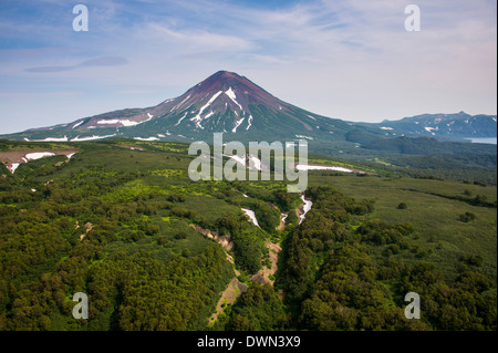 Ilyinsky (vulcano) sul lago di Kurile, Kamchatka, Russia, Eurasia Foto Stock