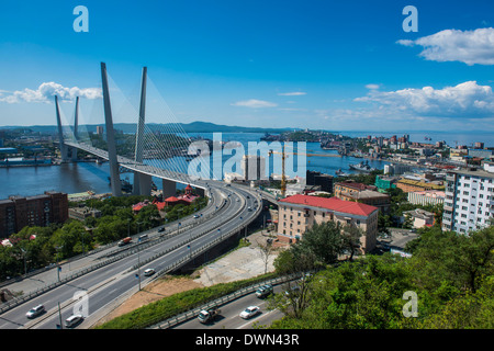 Si affacciano su Vladivostok e il nuovo ponte Zolotoy dal Nido dell'Aquila, montaggio a Vladivostok, Russia, Eurasia Foto Stock