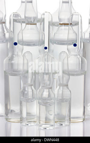Ampolle, fiale close up su sfondo bianco Foto Stock