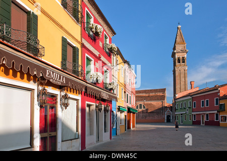 Burano, Venezia - Il ribaltamento torre della chiesa San Martini, Italia; Chiesa di San Martini Foto Stock