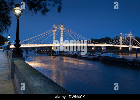 Albert Bridge, visto di notte dal Chelsea Embankment, attraversa il fiume Tamigi di Battersea a Londra REGNO UNITO Foto Stock