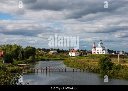 Il fiume Kamenka che fluisce attraverso di Suzdal, Golden Ring, Russia, Europa Foto Stock