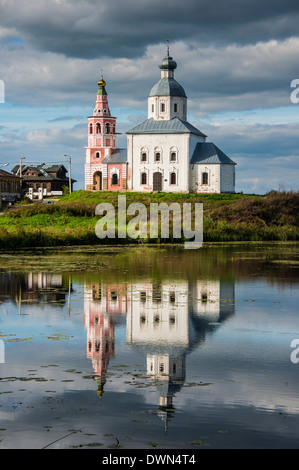 Chiesa Abandonded riflettente nel fiume Kamenka nel Patrimonio Mondiale dell Unesco, Suzdal, Golden Ring, Russia, Europa Foto Stock