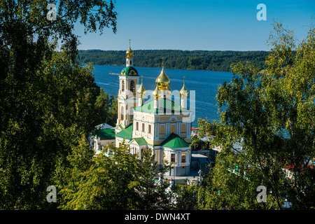 Vista su una chiesa ortodossa e del fiume Volga, Plyos, Golden Ring, Russia, Europa Foto Stock