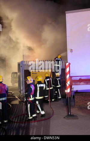 Londra, Regno Unito. Undicesimo Marzo 2014. Martedì 11 marzo 2014 i vigili del fuoco di affrontare un incendio in un'unità industriale su Tonbridge Road Harold Hill a Londra. Decine di vigili del fuoco sono state trattando con la fiammata che colpisce un edificio di un piano sul retro dell'edificio. Credito: Hot Shots/Alamy Live News Foto Stock