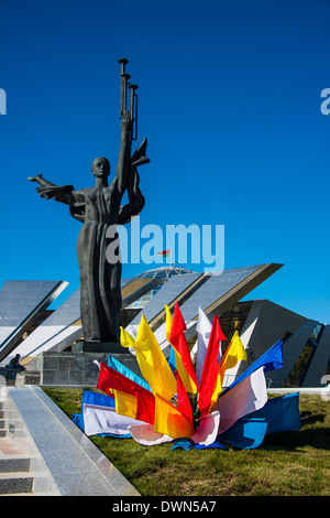 Hero statua sulla città eroe obelisco, Pieramohi Park, Minsk, Bielorussia, Europa Foto Stock