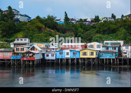 Case colorate in Castro, Chiloe, Cile, Sud America Foto Stock