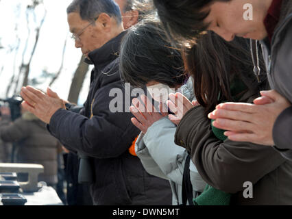 Sendai, Giappone. Undicesimo Mar, 2014. Famiglie in lutto, i parenti e gli amici a rivisitare Arahama Beach, rendere omaggio alle vittime dello tsunami a Sendai, Prefettura di Miyagi, Martedì, Marzo 11, 2014. Il Giappone ha segnato il terzo anniversario del quake-diaster dello tsunami che ha spazzato via la vita di 18.000 persone, ha distrutto le città e villaggi di pescatori lungo il paese del nord-est costa del Pacifico. Credito: Natsuki Sakai/AFLO/Alamy Live News Foto Stock