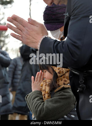 Sendai, Giappone. Undicesimo Mar, 2014. Famiglie in lutto, i parenti e gli amici a rivisitare Arahama Beach, rendere omaggio alle vittime dello tsunami a Sendai, Prefettura di Miyagi, Martedì, Marzo 11, 2014. Il Giappone ha segnato il terzo anniversario del quake-diaster dello tsunami che ha spazzato via la vita di 18.000 persone, ha distrutto le città e villaggi di pescatori lungo il paese del nord-est costa del Pacifico. Credito: Natsuki Sakai/AFLO/Alamy Live News Foto Stock