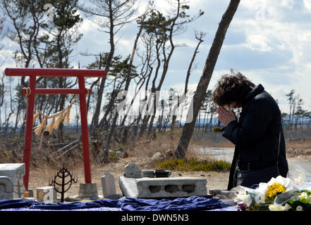 Sendai, Giappone. Undicesimo Mar, 2014. Famiglie in lutto, i parenti e gli amici a rivisitare Arahama Beach, rendere omaggio alle vittime dello tsunami a Sendai, Prefettura di Miyagi, Martedì, Marzo 11, 2014. Il Giappone ha segnato il terzo anniversario del quake-diaster dello tsunami che ha spazzato via la vita di 18.000 persone, ha distrutto le città e villaggi di pescatori lungo il paese del nord-est costa del Pacifico. Credito: Natsuki Sakai/AFLO/Alamy Live News Foto Stock