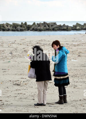 Sendai, Giappone. Undicesimo Mar, 2014. Famiglie in lutto, i parenti e gli amici a rivisitare Arahama Beach, rendere omaggio alle vittime dello tsunami a Sendai, Prefettura di Miyagi, Martedì, Marzo 11, 2014. Il Giappone ha segnato il terzo anniversario del quake-diaster dello tsunami che ha spazzato via la vita di 18.000 persone, ha distrutto le città e villaggi di pescatori lungo il paese del nord-est costa del Pacifico. Credito: Natsuki Sakai/AFLO/Alamy Live News Foto Stock