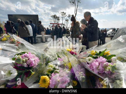 Sendai, Giappone. Undicesimo Mar, 2014. Famiglie in lutto, i parenti e gli amici a rivisitare Arahama Beach, rendere omaggio alle vittime dello tsunami a Sendai, Prefettura di Miyagi, Martedì, Marzo 11, 2014. Il Giappone ha segnato il terzo anniversario del quake-diaster dello tsunami che ha spazzato via la vita di 18.000 persone, ha distrutto le città e villaggi di pescatori lungo il paese del nord-est costa del Pacifico. Credito: Natsuki Sakai/AFLO/Alamy Live News Foto Stock