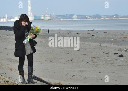 Sendai, Giappone. Undicesimo Mar, 2014. Famiglie in lutto, i parenti e gli amici a rivisitare Arahama Beach, rendere omaggio alle vittime dello tsunami a Sendai, Prefettura di Miyagi, Martedì, Marzo 11, 2014. Il Giappone ha segnato il terzo anniversario del quake-diaster dello tsunami che ha spazzato via la vita di 18.000 persone, ha distrutto le città e villaggi di pescatori lungo il paese del nord-est costa del Pacifico. Credito: Natsuki Sakai/AFLO/Alamy Live News Foto Stock