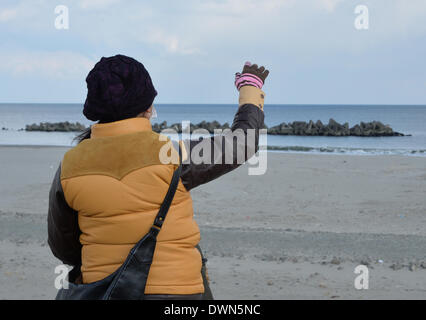 Sendai, Giappone. Undicesimo Mar, 2014. Famiglie in lutto, i parenti e gli amici a rivisitare Arahama Beach, rendere omaggio alle vittime dello tsunami a Sendai, Prefettura di Miyagi, Martedì, Marzo 11, 2014. Il Giappone ha segnato il terzo anniversario del quake-diaster dello tsunami che ha spazzato via la vita di 18.000 persone, ha distrutto le città e villaggi di pescatori lungo il paese del nord-est costa del Pacifico. Credito: Natsuki Sakai/AFLO/Alamy Live News Foto Stock