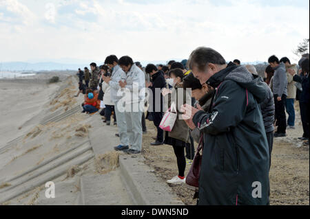 Sendai, Giappone. Undicesimo Mar, 2014. Famiglie in lutto, i parenti e gli amici a rivisitare Arahama Beach, rendere omaggio alle vittime dello tsunami a Sendai, Prefettura di Miyagi, Martedì, Marzo 11, 2014. Il Giappone ha segnato il terzo anniversario del quake-diaster dello tsunami che ha spazzato via la vita di 18.000 persone, ha distrutto le città e villaggi di pescatori lungo il paese del nord-est costa del Pacifico. Credito: Natsuki Sakai/AFLO/Alamy Live News Foto Stock