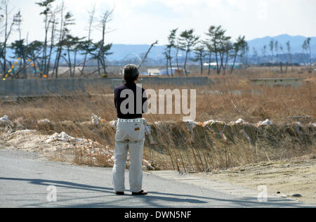 Sendai, Giappone. Undicesimo Mar, 2014. Famiglie in lutto, i parenti e gli amici a rivisitare Arahama Beach, rendere omaggio alle vittime dello tsunami a Sendai, Prefettura di Miyagi, Martedì, Marzo 11, 2014. Il Giappone ha segnato il terzo anniversario del quake-diaster dello tsunami che ha spazzato via la vita di 18.000 persone, ha distrutto le città e villaggi di pescatori lungo il paese del nord-est costa del Pacifico. Credito: Natsuki Sakai/AFLO/Alamy Live News Foto Stock