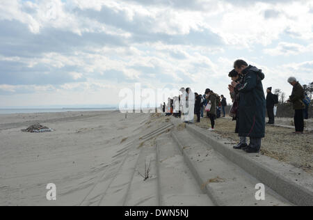 Sendai, Giappone. Undicesimo Mar, 2014. Famiglie in lutto, i parenti e gli amici a rivisitare Arahama Beach, rendere omaggio alle vittime dello tsunami a Sendai, Prefettura di Miyagi, Martedì, Marzo 11, 2014. Il Giappone ha segnato il terzo anniversario del quake-diaster dello tsunami che ha spazzato via la vita di 18.000 persone, ha distrutto le città e villaggi di pescatori lungo il paese del nord-est costa del Pacifico. Credito: Natsuki Sakai/AFLO/Alamy Live News Foto Stock