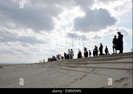 Sendai, Giappone. Undicesimo Mar, 2014. Famiglie in lutto, i parenti e gli amici a rivisitare Arahama Beach, rendere omaggio alle vittime dello tsunami a Sendai, Prefettura di Miyagi, Martedì, Marzo 11, 2014. Il Giappone ha segnato il terzo anniversario del quake-diaster dello tsunami che ha spazzato via la vita di 18.000 persone, ha distrutto le città e villaggi di pescatori lungo il paese del nord-est costa del Pacifico. Credito: Natsuki Sakai/AFLO/Alamy Live News Foto Stock