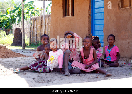 Bambini mozambicani seduto nel cortile in Quirimbas National Park, Mozambico. Foto Stock