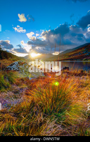 Dyffryn Mymbyr (Vale di Mymbyr), Llynnau Mymbyr (Mymbyr Laghi), Mount Snowdon oltre, Parco Nazionale di Snowdonia, Wales, Regno Unito Foto Stock