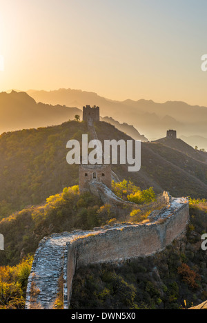 La Grande Muraglia della Cina, sito UNESCO, guardando verso Simatai, Jinshanling, Luanping County, nella provincia di Hebei, Cina Foto Stock