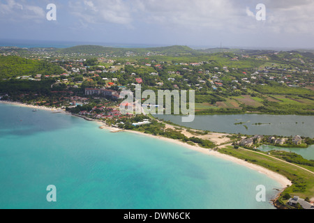 Vista di Dickinson Bay e la spiaggia, Antigua, Isole Sottovento, West Indies, dei Caraibi e America centrale Foto Stock