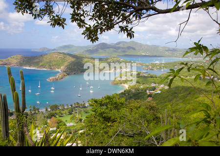 Vista del porto di inglese da Shirley Heights, Antigua, Isole Sottovento, West Indies, dei Caraibi e America centrale Foto Stock