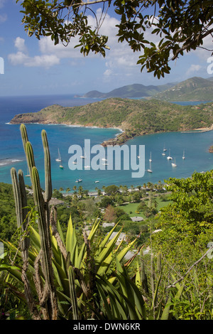 Vista del porto di inglese da Shirley Heights, Antigua, Isole Sottovento, West Indies, dei Caraibi e America centrale Foto Stock