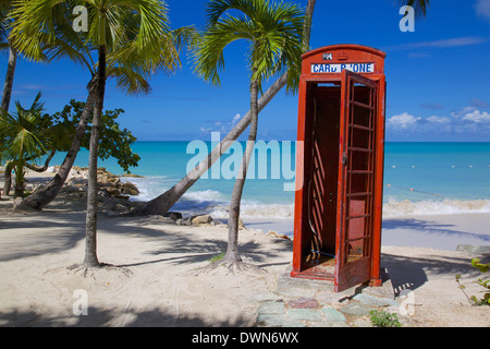 Spiaggia e telefono rosso scatola, Dickenson Bay, St. Georges, Antigua, Isole Sottovento, West Indies, dei Caraibi e America centrale Foto Stock