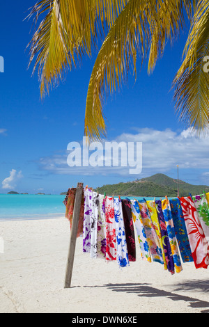Spiaggia e del venditore di stallo, in Jolly Harbour, Santa Maria, Antigua, Isole Sottovento, West Indies, dei Caraibi e America centrale Foto Stock