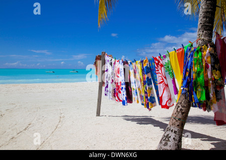 Spiaggia e del venditore di stallo, in Jolly Harbour, Santa Maria, Antigua, Isole Sottovento, West Indies, dei Caraibi e America centrale Foto Stock