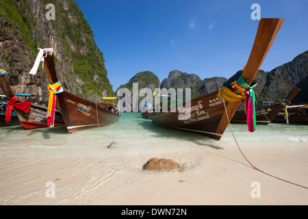 Maya Bay con coda lunga barche, Phi Phi Island laici, Provincia di Krabi, Thailandia, Sud-est asiatico, in Asia Foto Stock