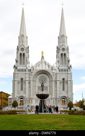 Esterno della Basilica di Sainte Anne de Beaupre in Quebec, Canada con la fontana e la statua di Sant'Anna nella parte anteriore Foto Stock