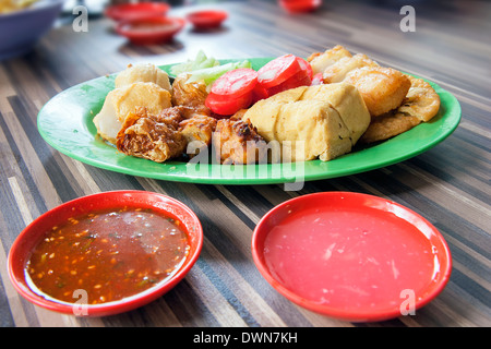 Ong Hiang Cinque spezie in polvere stagionati salsicce fritte polpette di pesce di tofu Conserve di secolo le uova e salse di immersione piatto locale Foto Stock