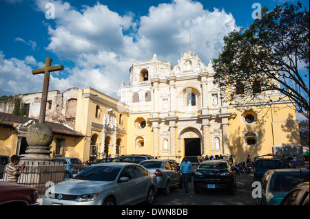 Vista esterna di La Merced chiesa e convento in Antigua, Guatemala il 22 febbraio 2014. Foto Stock