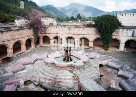 La fontana all'interno di La Merced chiesa e convento in Antigua, Guatemala il 22 febbraio 2014. Foto Stock