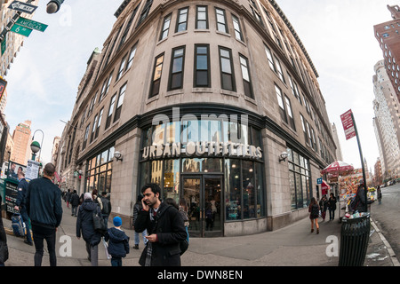 New York, NY 11 Marzo 2014 - Urban Outfitters sulla Sesta Avenue nel Greenwich Village Foto Stock