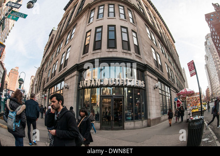 New York, NY 11 Marzo 2014 - Urban Outfitters sulla Sesta Avenue nel Greenwich Village Foto Stock