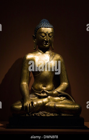 Buddha Shakyamuni o Akshobhya; Budda di est dal Tibet creato nell'XI o XII secolo fatta di rame dorato Foto Stock