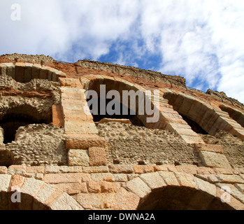 Dettaglio della vecchia finestra importante edificio romano e cielo blu Foto Stock