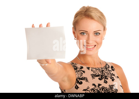 Carta regalo. Excited donna mostra vuoto vuoto scheda carta sign con copia spazio per il testo. Caucasica modello femmina isolato Foto Stock