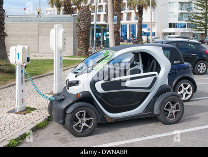 Una Renault Twizy auto della batteria in fase di carica all'interno di Faro Algarve; Europa Foto Stock