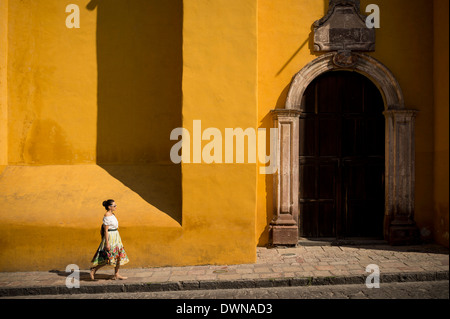 Donna che cammina lungo la strada, San Miguel De Allende, Guanajuato, Messico, America del Nord Foto Stock