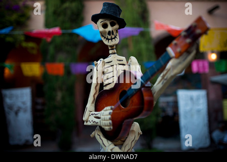 Il dia de los Muertos (Giorno dei Morti) negozio di souvenir, San Miguel De Allende, Guanajuato, Messico, America del Nord Foto Stock